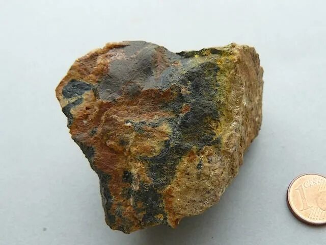 Руда урана сканворд. Урановая руда во Франции. Уран минерал. Уран камень. Уран порода.