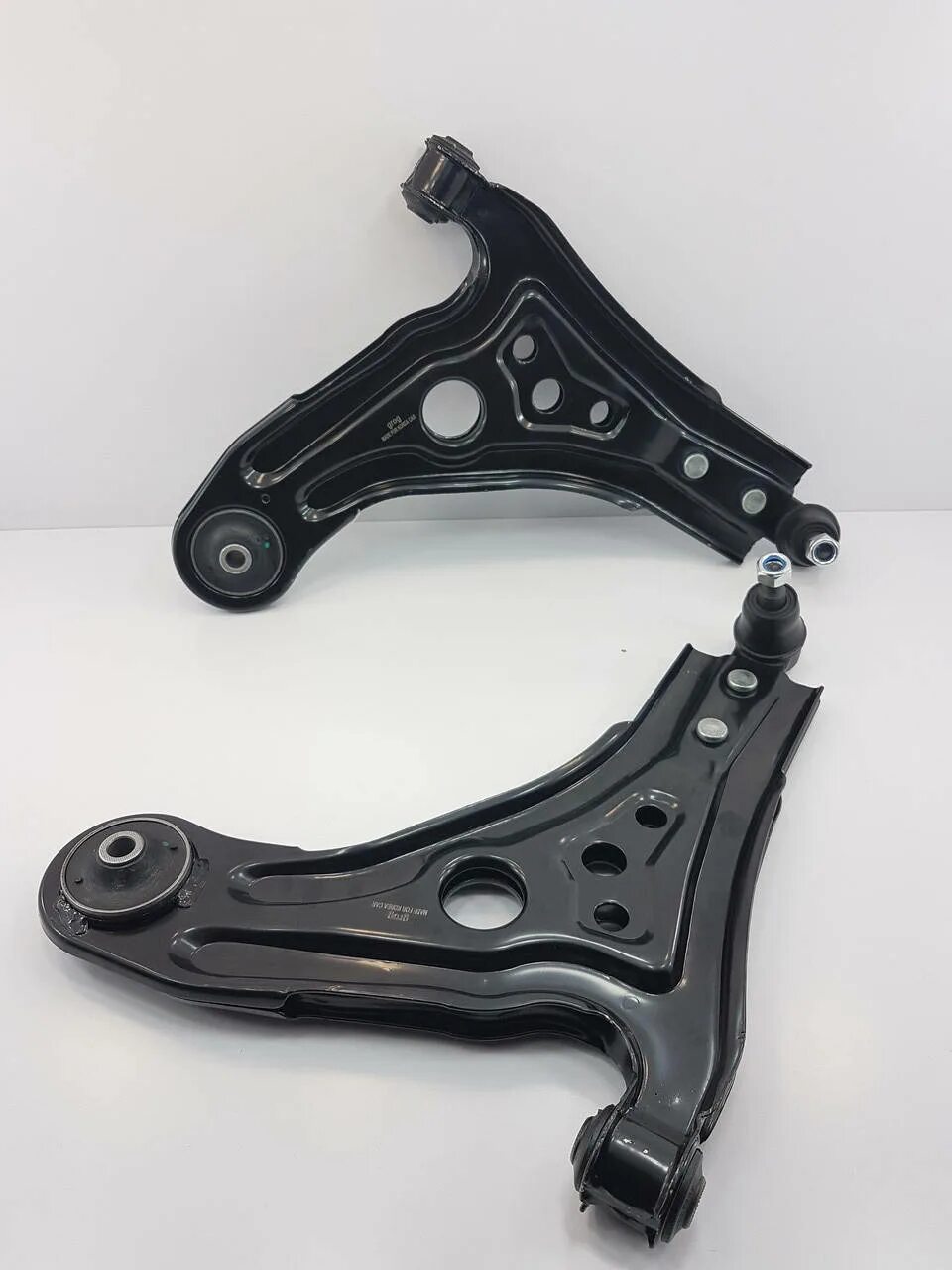 Рычаг подвески авео т250. Нижний рычаг передней подвески шевроле т 200. Рычаг подвески авео т250 передний. Рычаг левый шевроле авео т255. Рычаги передние авео т250.