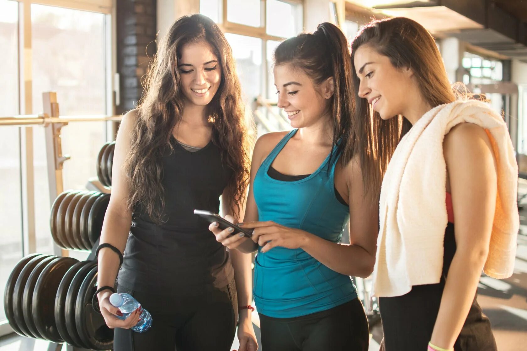 Friend sport. Подруги в спортзале. Подруги в фитнес зале. Подружки в тренажерном зале. Студент в тренажерке.