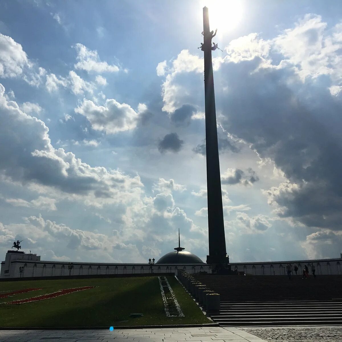 Памятник победы. Монумент Победы в Москве. Поклонная гора Victory Park. Памятник на площади Победы в Москве. Монумент Победы перед музеем Победы на Поклонной горе.