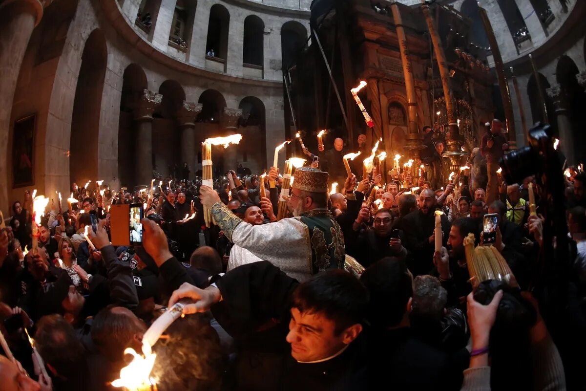 Сошествие благодатного огня 2021. Иерусалим прямая трансляция. Иерусалим прямая трансляция. Иерусалим прямая трансляция. Схождение благодатного огня в иерусалиме 2022.