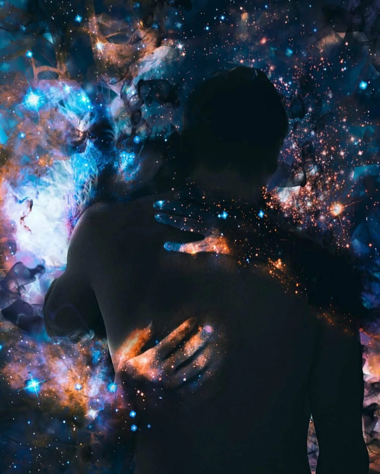 В объятиях ночи очарование. Космос любовь. Мужчина и женщина космос. Объятия космос. Влюбленные в космосе.