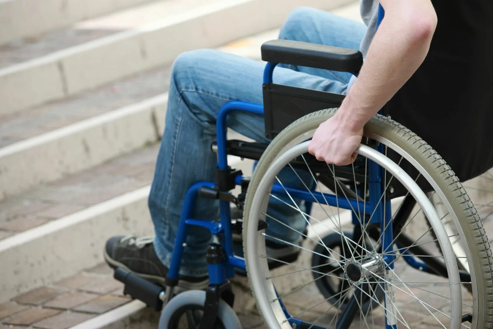 Можно сократить инвалида. Инвалид. Человек в инвалидной коляске. • • Кресло-коляска для инвалидов-колясочников. Коляска для инвалидов.