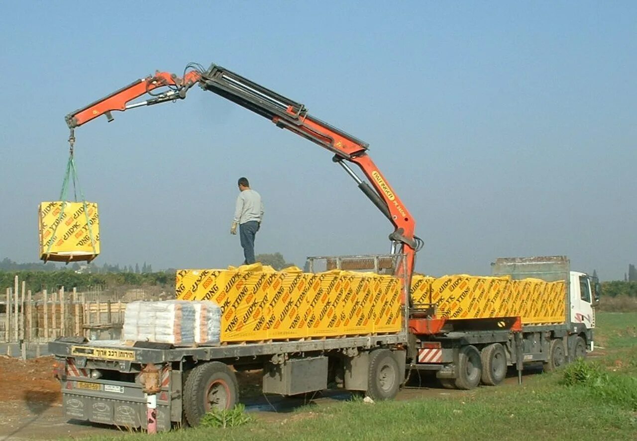 Перевозка строительных грузов. Кран манипулятор прицепной ИК 1501 Т 00. Кран Cargo Crane. Погрузка манипулятором. Разгрузка манипулятором.