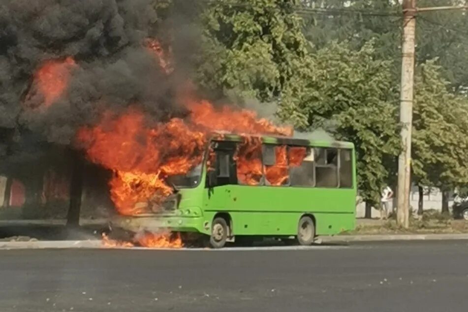 Загорелся автобус Челябинск. Челябинск автобус пожар.