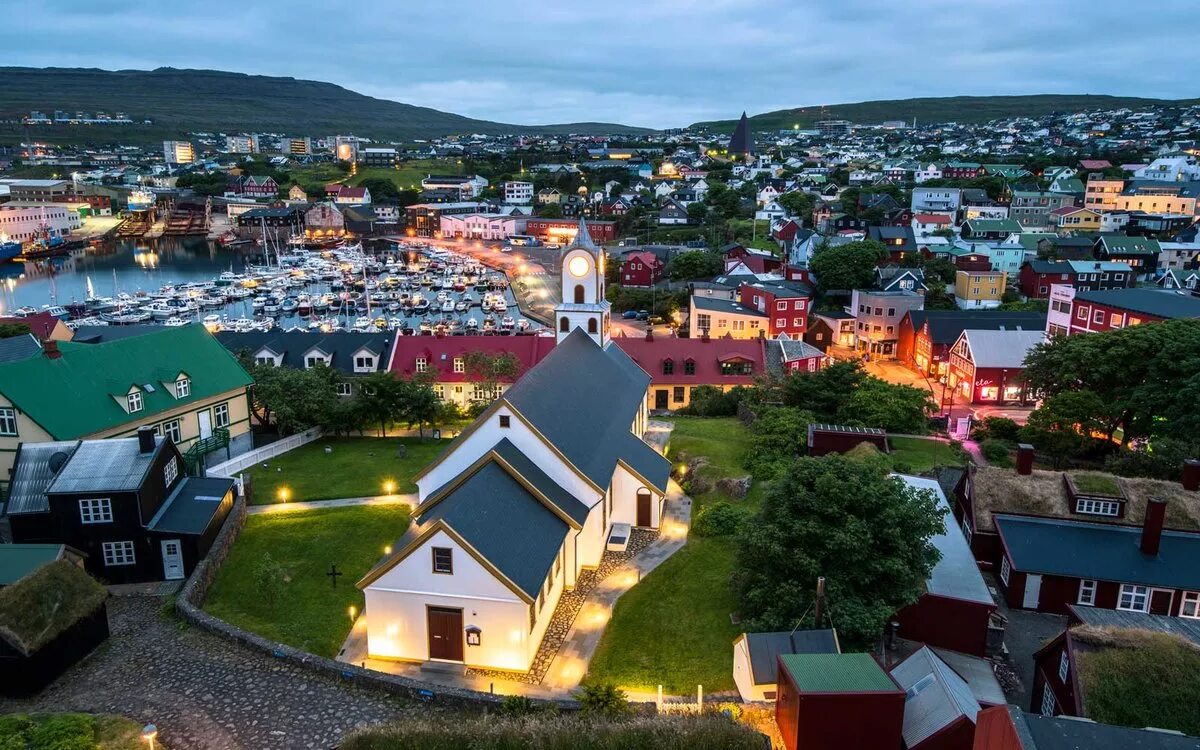 Кому принадлежат фарерские острова. Торсхавн Фарерские. Фарерские острова столица. Фарерские острова Tórshavn.