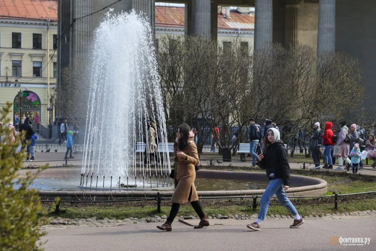 Погода в питере на майские праздники 2024. Фонтан в сквере зимнего дворца. Питер 1 мая. Фонтан у администрации Фрунзенского района в СПБ.