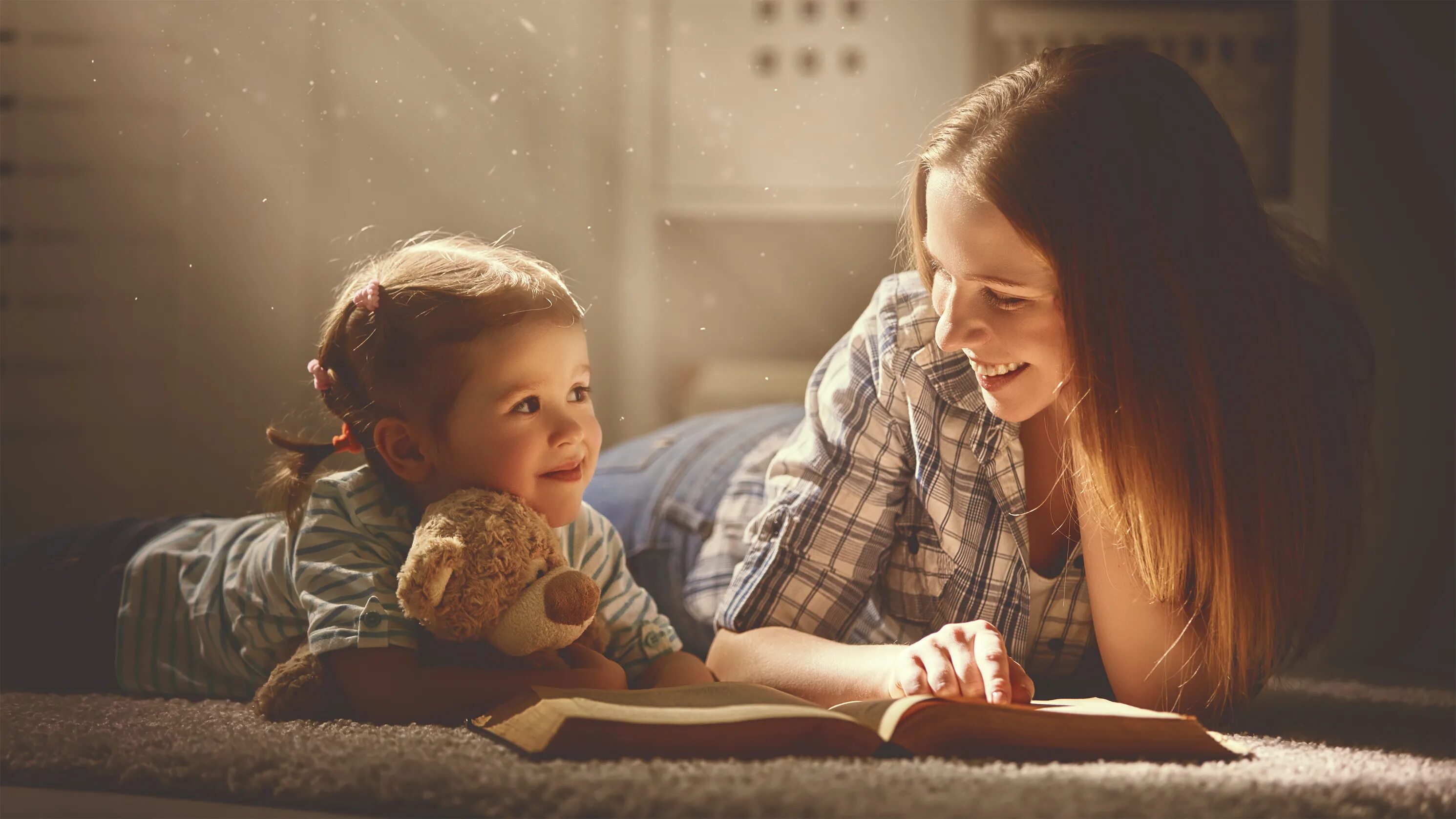 My mother s daughter is my. Чтение сказок детям. Мама читает сказку ребенку. Девочка с мамой. Сказки для детей.