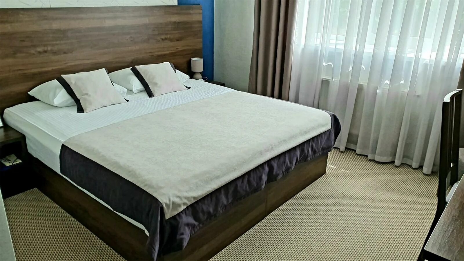 Гостиница авеню омск. Гостиница авеню астрахань. Гостиница авеню омск номер полулюкс. Номера седьмая авеню. Номер отеля омск.