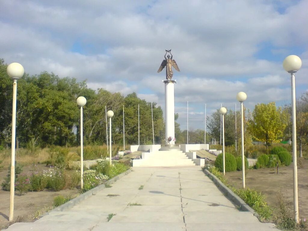 Сайт фролово волгоградской области. Памятники Фролово Волгоградской области. Город Фролово Фроловский район. Памятники город Фролово Волгоградской области Заречный. Фролов город Волгоградская область.