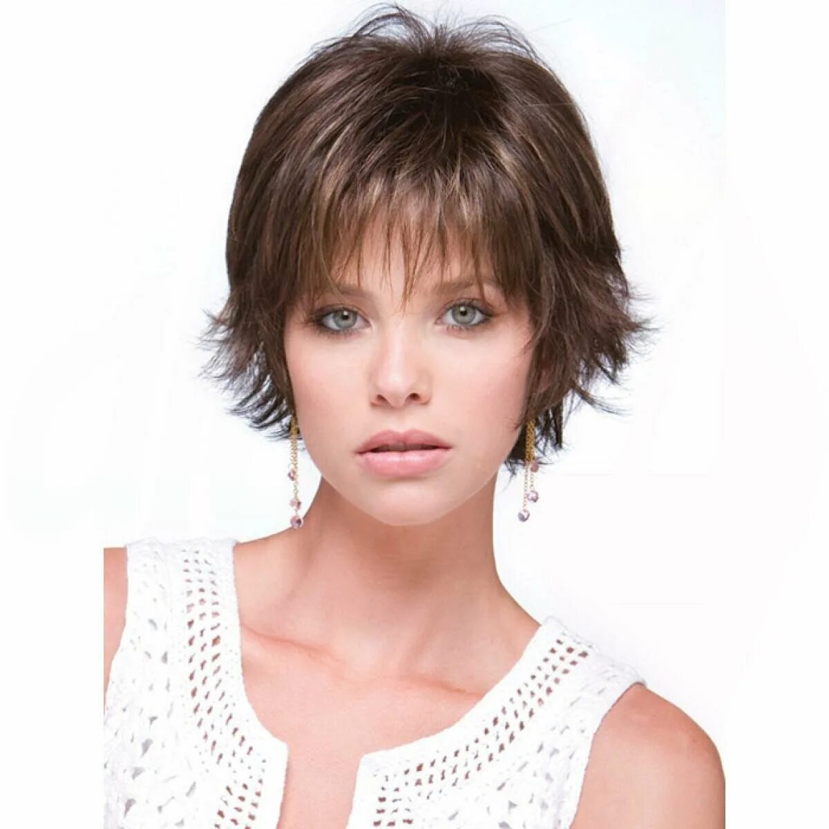 Стрижка каскад боб шегги. Каскадная стрижка на средние волосы с короткой челкой. Стрижка волос каскад на короткие волосы с челкой. Стрижка каприз гаврош боб. Короткий каскад на редкие волосы.
