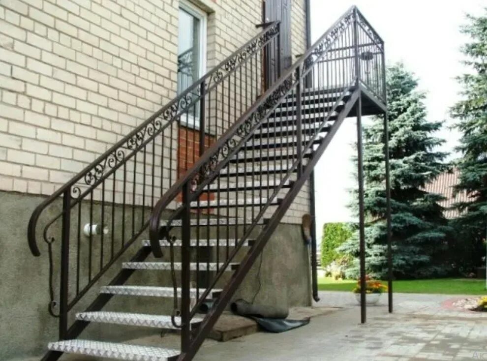Уличная лестница. Наружная металлическая лестница. Лестница металлическая уличная. Наружная лестница на второй этаж.