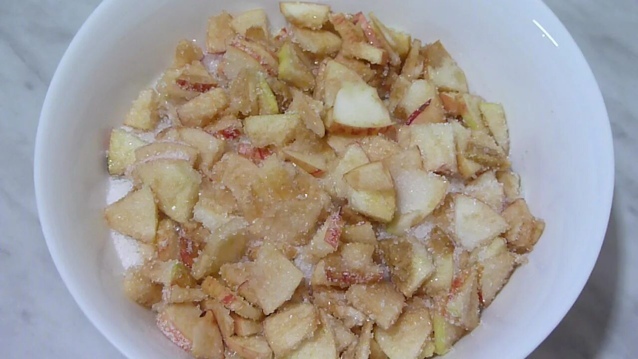 Яблоки кусочки рецепт. Яблоки нарезанные дольками с сахаром. Яблоки кусочками засыпаем сахаром. Яблочные дольки вкусно и точка. Яблоки нарезанные на дольки и посыпаны сахаром.
