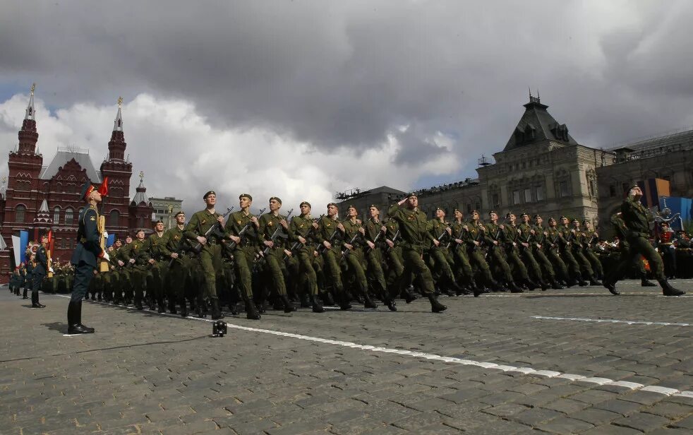 Песня солдаты на парад. Солдаты маршируют на красной площади. Военный парад. Парад Победы 2011. Марш солдат.