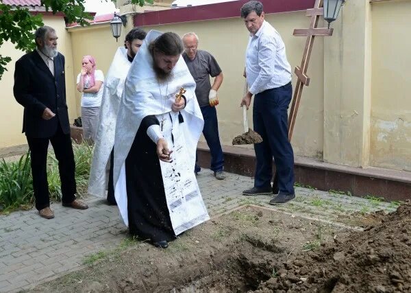 Почему кидают землю в могилу. Погребение кидание земли. землю в могилу кидают при похоронах.