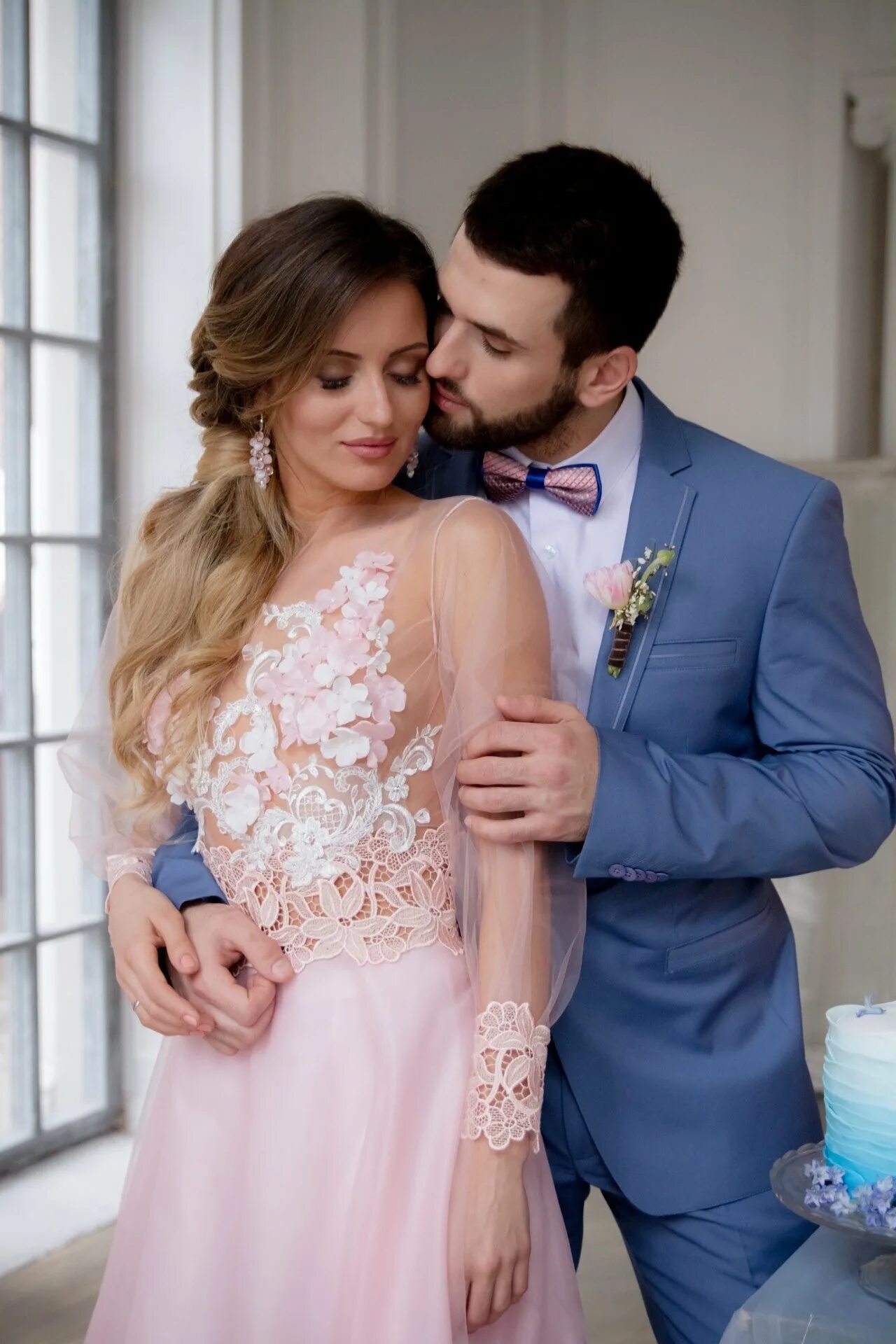 Свадебное платье и костюм жениха. Костюм жениха. Жених платье. Свадебные костюмы для жениха и невесты. Костюм жениха и невесты.