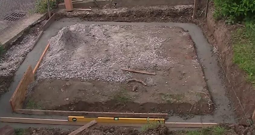 Залить фундамент под теплицу. Фундамент для парника. фундамент для теплицы из кирпича.