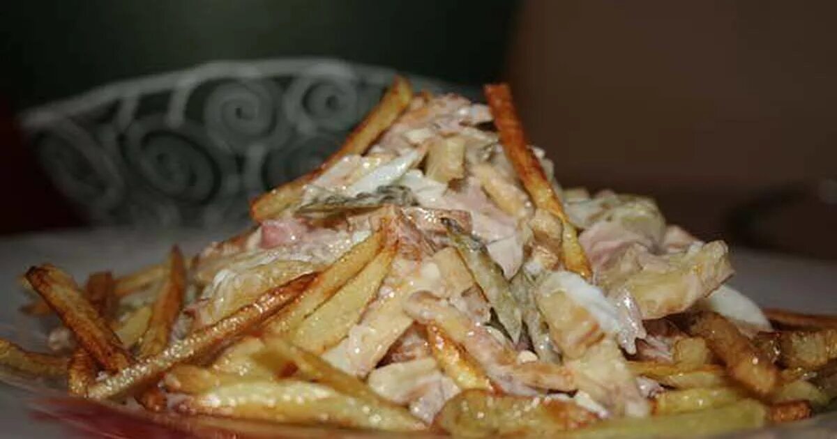 салат с жареной копченой курицей. салат с болгарским перцем и курицей. салат с цыпленком. салат с жареной копченой курицей. салаты с копченой курицей и жеренный картошкой и яица.