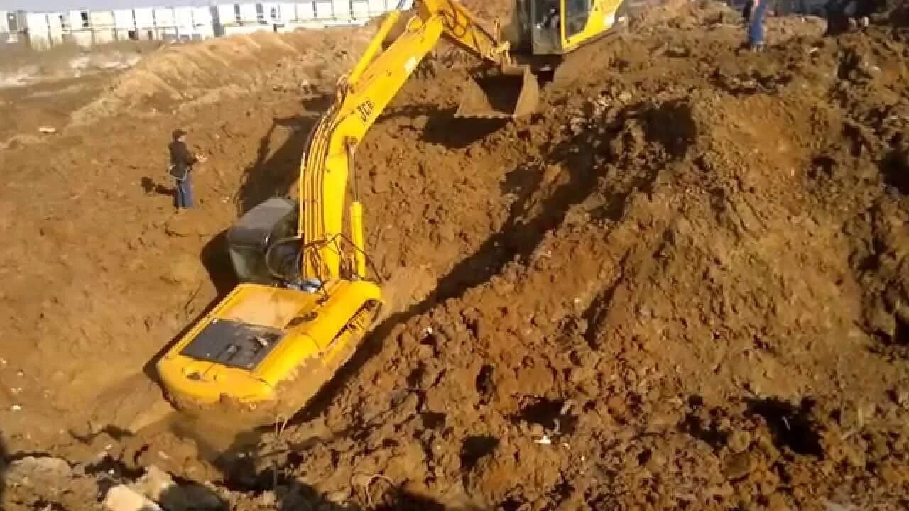 Экскаватор утопили в болоте. Утопленные экскаваторы. Как вытаскивали экскаватор. Ангела вытащили экскаватор. Вытащить бульдозер.