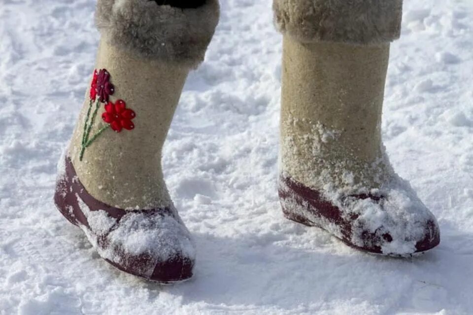 Валенки на снегу. Валенки в сугробе. Ноги в валенках. Люди в валенках. Скрип мороза