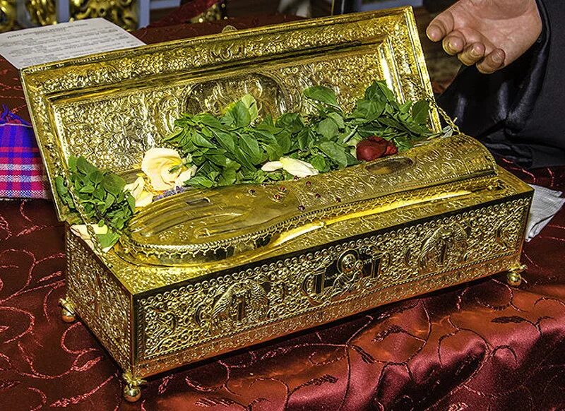 мощи игнатия брянчанинова. святая десница иоанна крестителя. десница георгия победоносца. спиридон просфорник печерский мощи. киево-печерская лавра нетленные мощи.