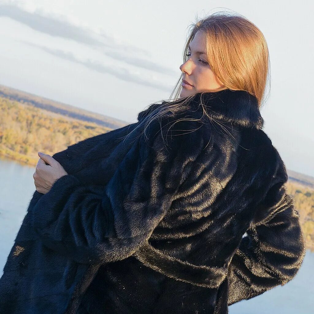 Снежная королева шубы. Девушка зимой. Mink coat белая норковая шуба. Под снежной шубой. Девушка в меховой шапке.