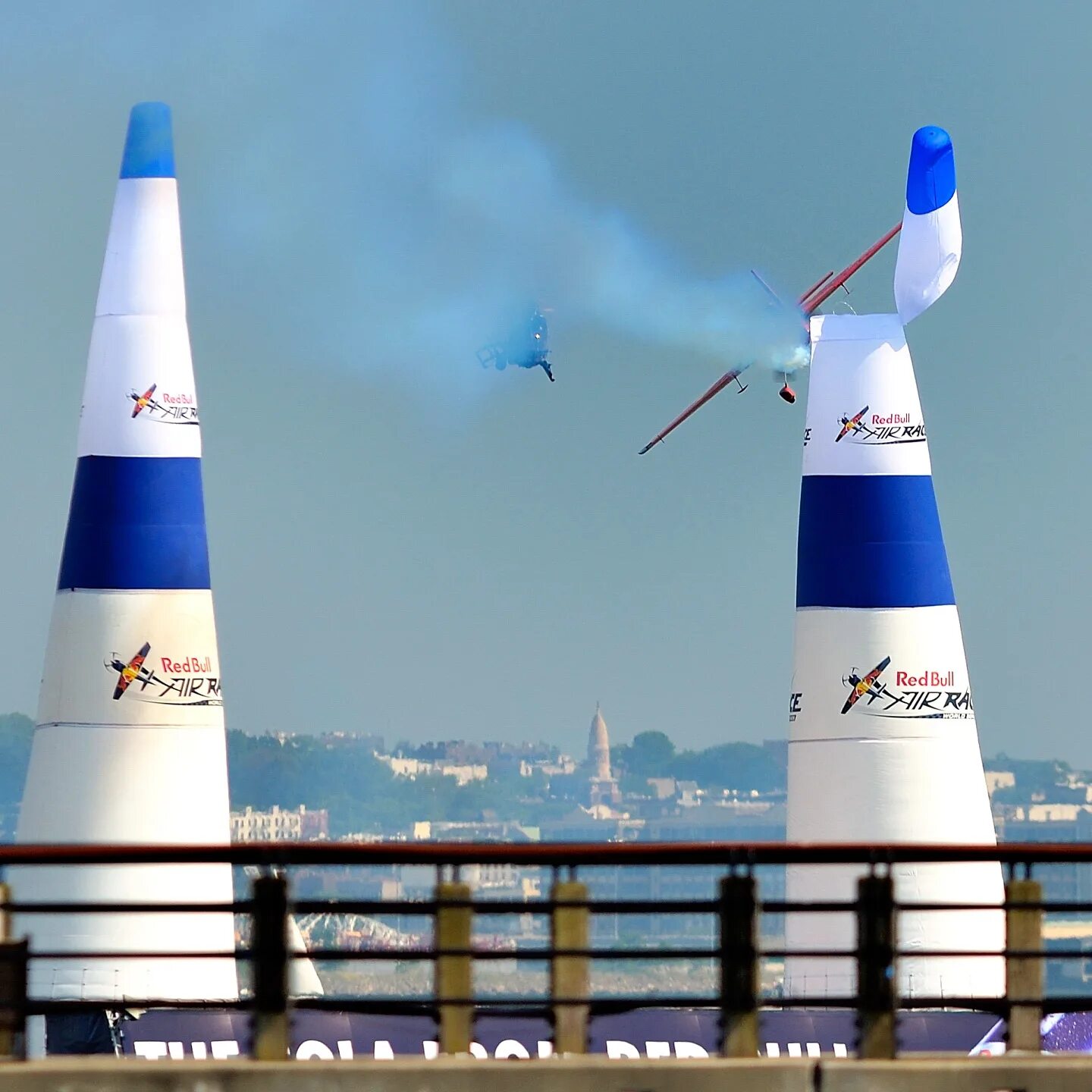 Bull air race. Bull air race. Red bull air race самолеты. Самолеты red bull air. Ред булл air race.