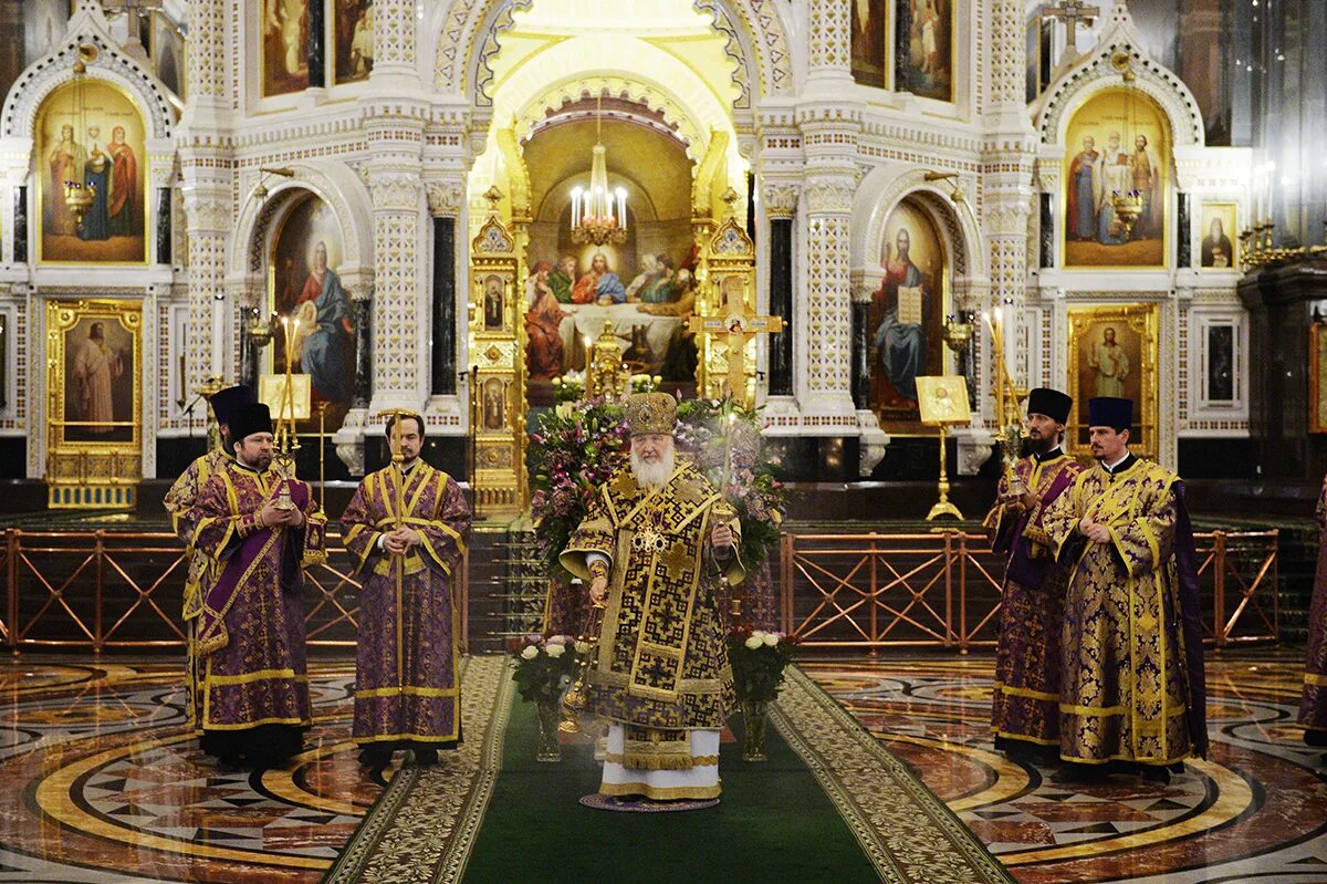 патриарх кирилл вынос креста. храм христа неделю. неделя крестопоклонная храм христа спасителя. патриарх кирилл литургия 2021. храм христа неделю.