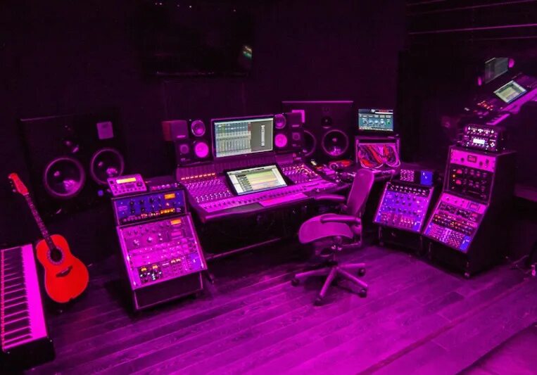 Redheadsound studio. Студия звукозаписи. Сведение и мастеринг. Пинк студио. Блондинка в студии звукозаписи.