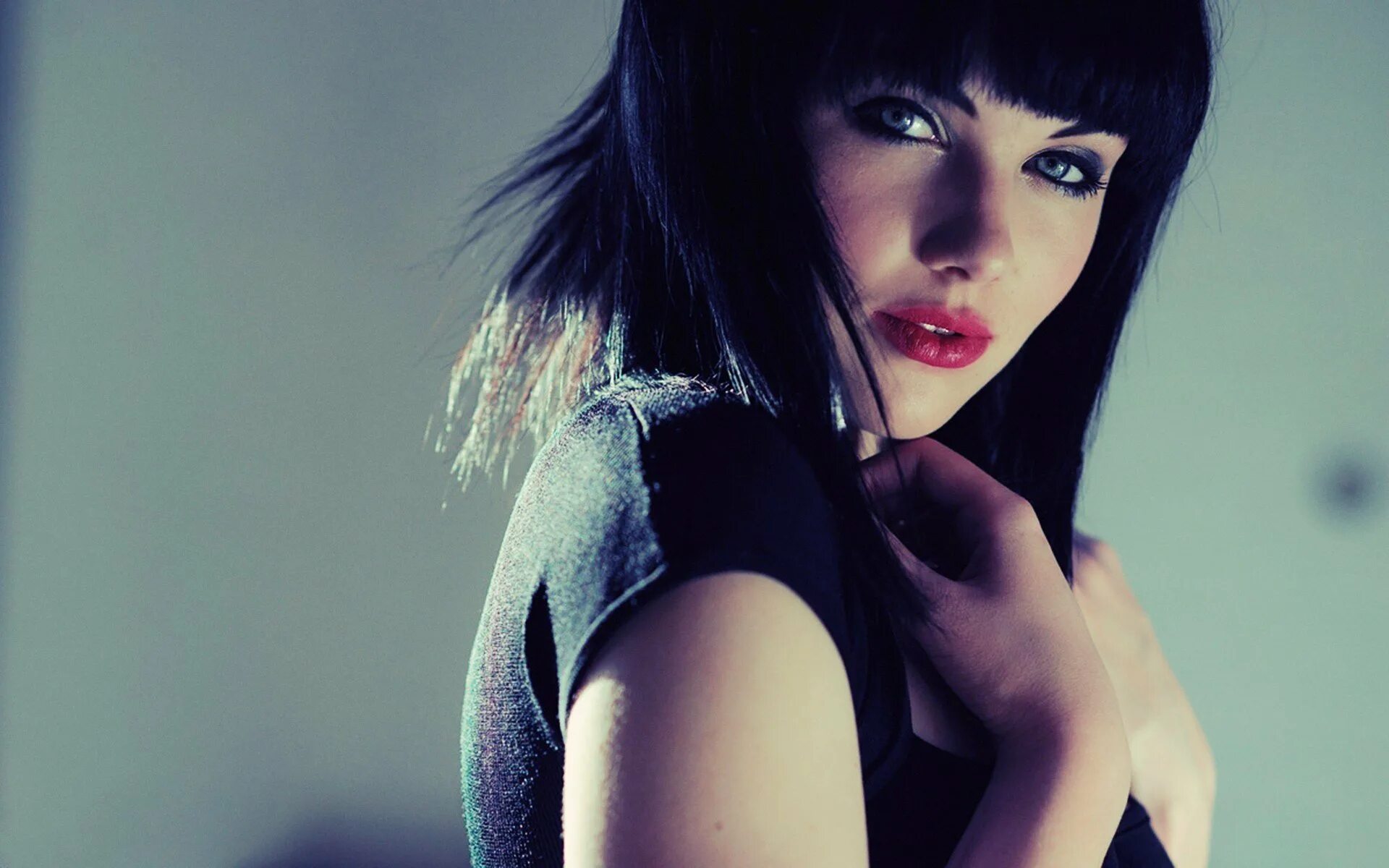 Мелисса кларк 2018. Красивые девушки с темными волосами. Аврил лавин с черными волосами. Девушка модель оксана баст николай хватов. Актрисы с черными волосами.