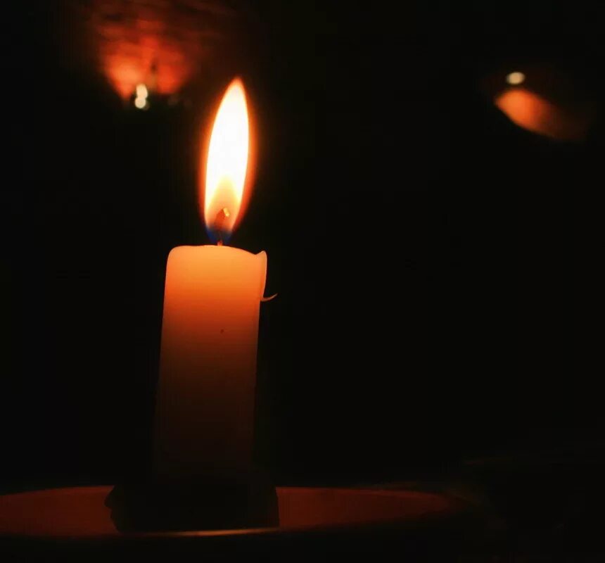 Свеча дома плачет. Церковные свечи. Сгорая плачут свечи фото. Плачущие свечи. Огромная свеча.