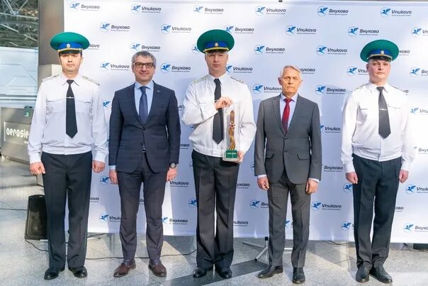 Аэропорт внуково пограничная служба телефон. Отряд пограничного контроля в международном аэропорту шереметьево. Аэропорт внуково паспортный контроль. Пограничная служба в аэропорту шереметьево. Отряд пограничного контроля в международном аэропорту шереметьево.