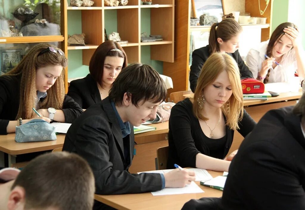 Однажды в школе на уроке. Старшеклассники. Старшеклассники в школе. Ученики в школе. Подростки в школе.