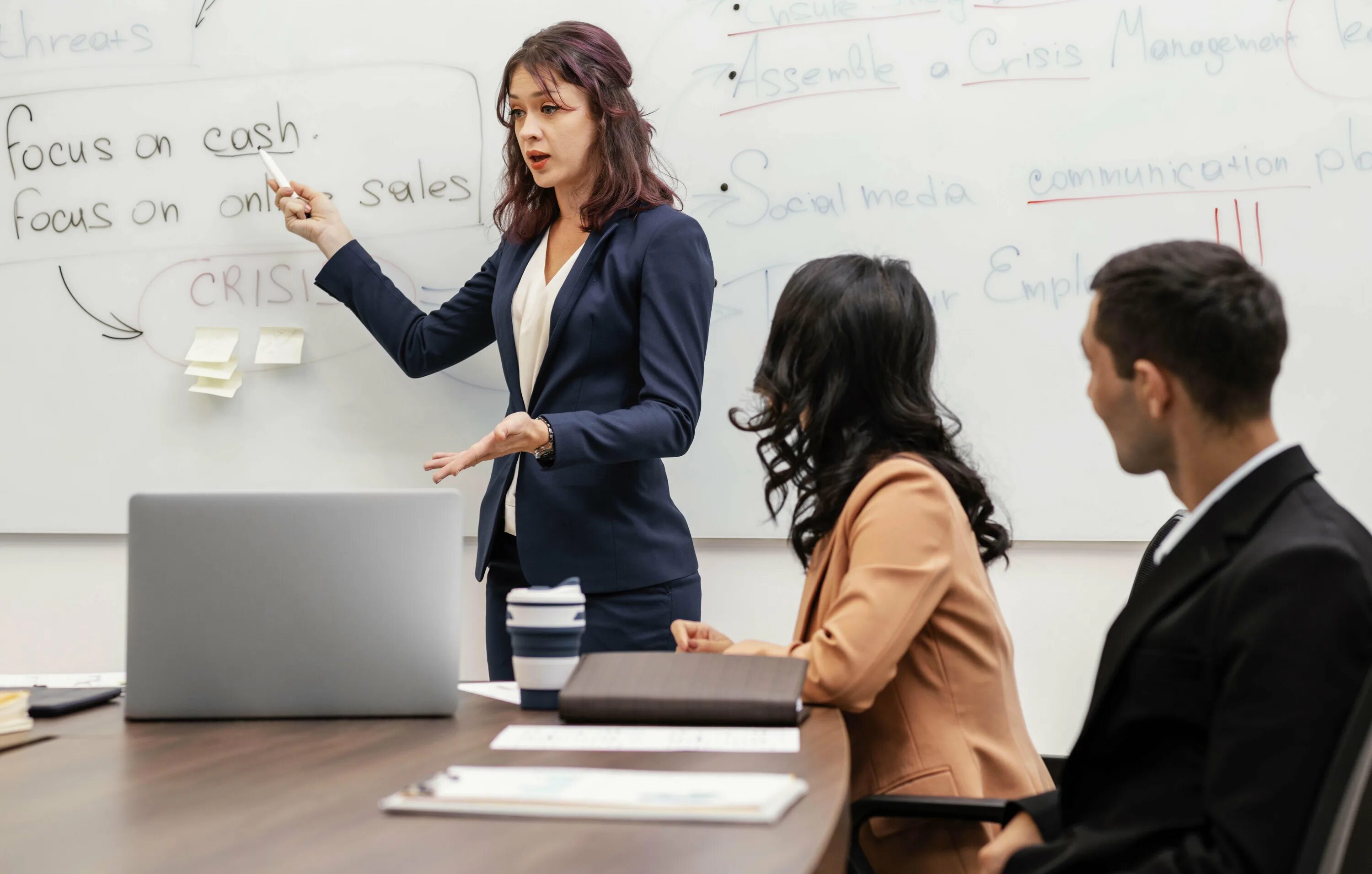 Бизнес администрирование. Менеджер по персоналу. Деловой человек. Интервью в офисе. Совещание топ менеджеров.