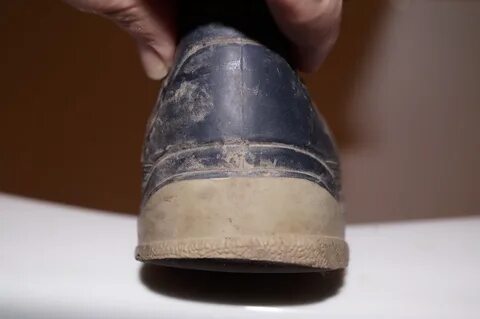 При длительном использовании подошва обуви изнашивается