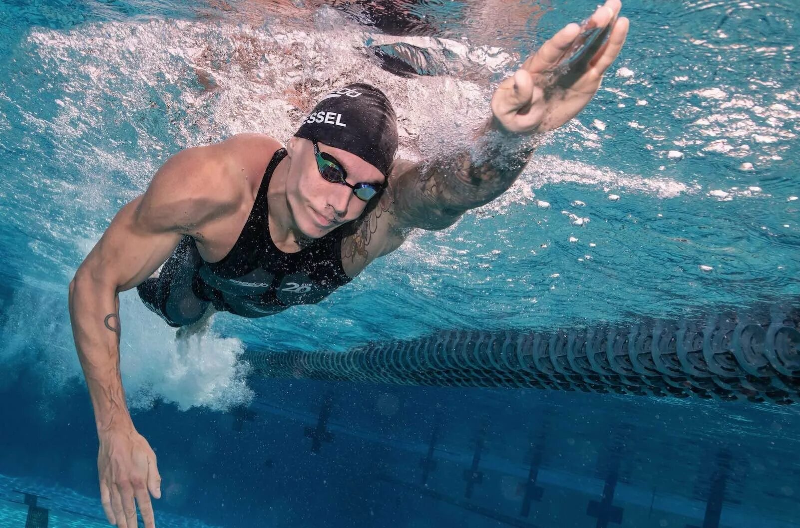 Калеб Дрессел плавание. Калеб Дрессел пловец. Caeleb Dressel плавание. Caeleb Dressel speedo. Скорость пловца в воде