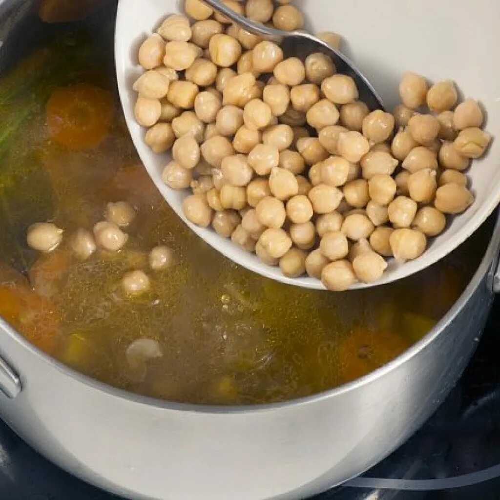 Фасоль для варки. Кастрюля в горох. Вымачивание нута. Фасоль замоченная в воде. Сколько варить замоченную.