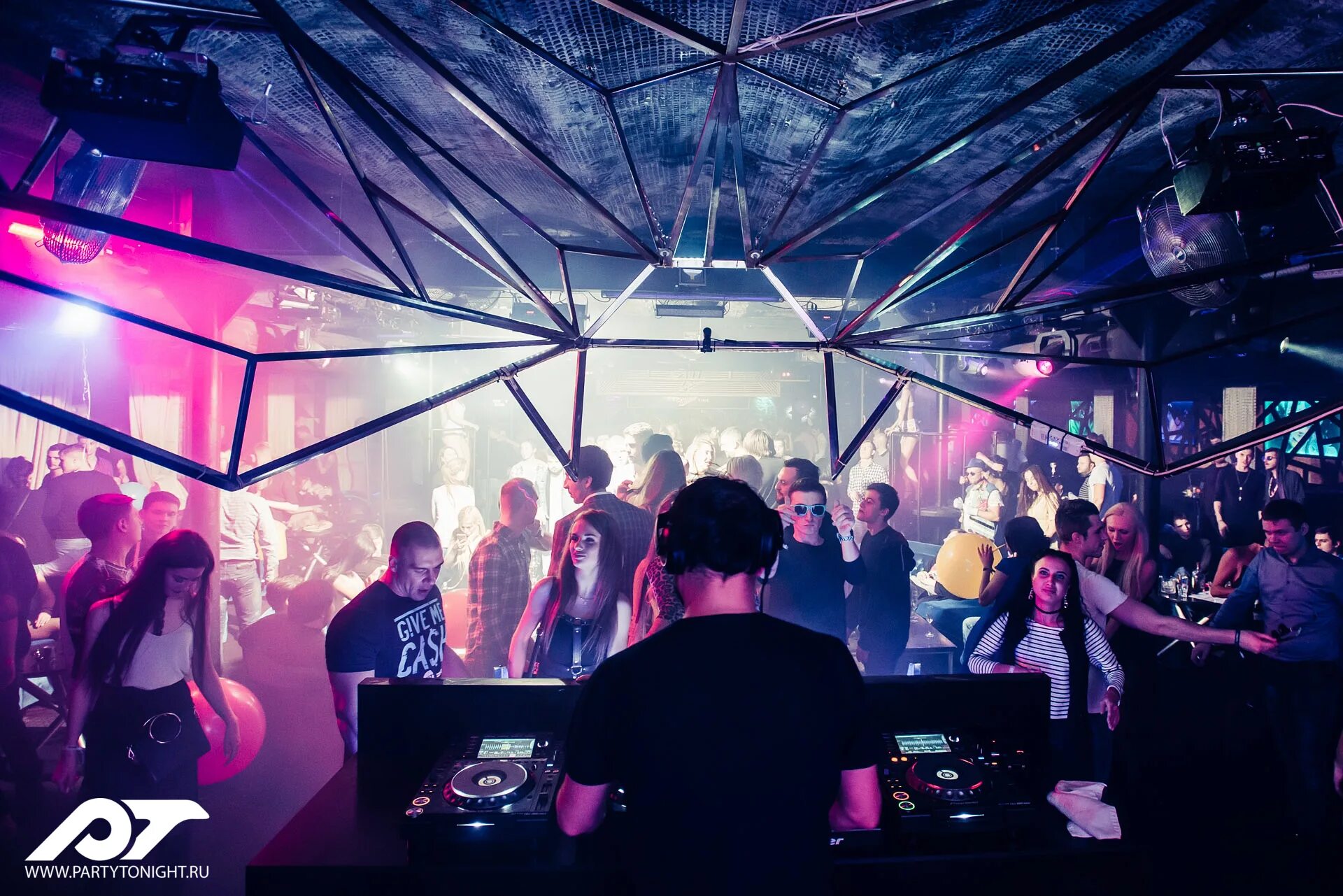 Мемы про клуб. Танцы в клубе. Вечеринки с элитными девушками. Клубная вечеринка. Бар закрыт питер.