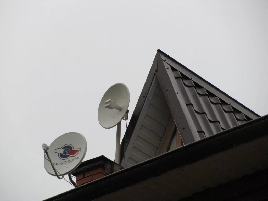 Спутниковая антенна для интернета. Спутниковая тарелка для интернета. Спутниковая антенна на доме. Параболическая антенна для интернета.