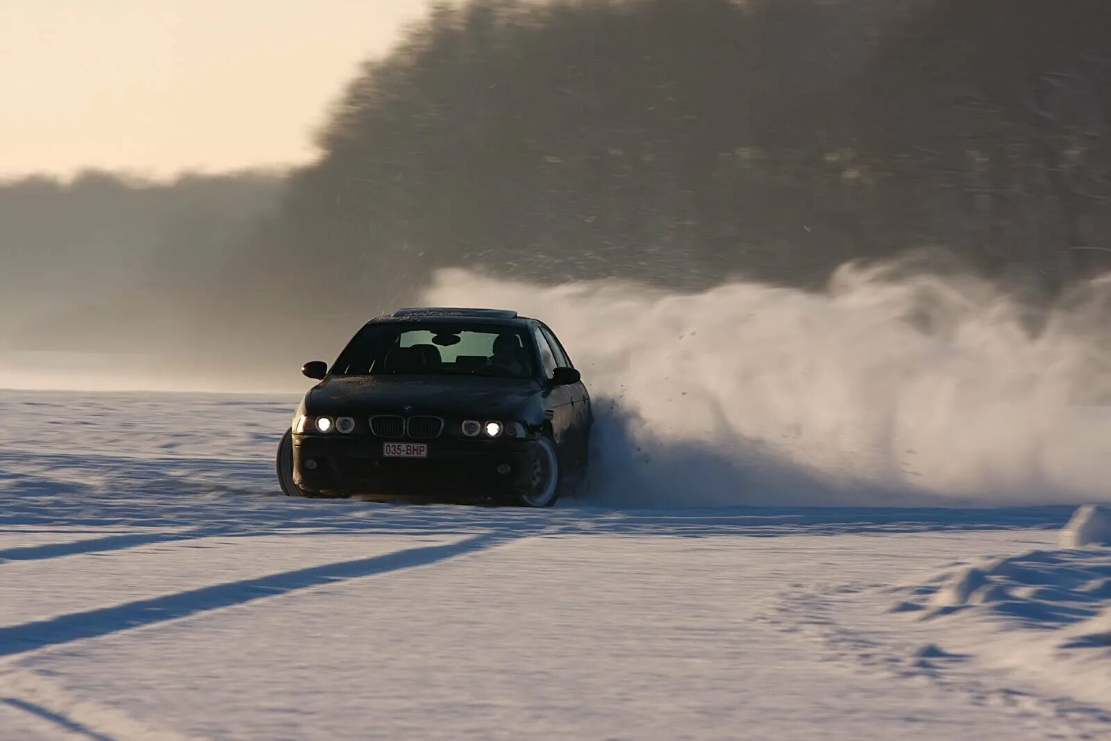 Drifting snow. Зимний дрифт БМВ е39. БМВ е34 зимний дрифт. BMW e34 дрифт зимой. БМВ е36 зимний дрифт.