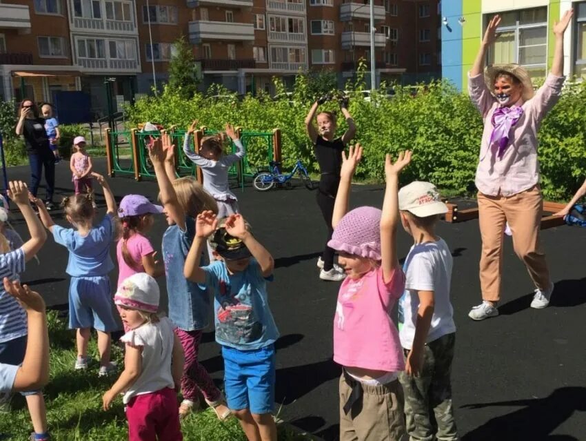 Летняя прогулка по детскому саду. Школа и детский сад. Улица при школе. Летние фото в детском саду.