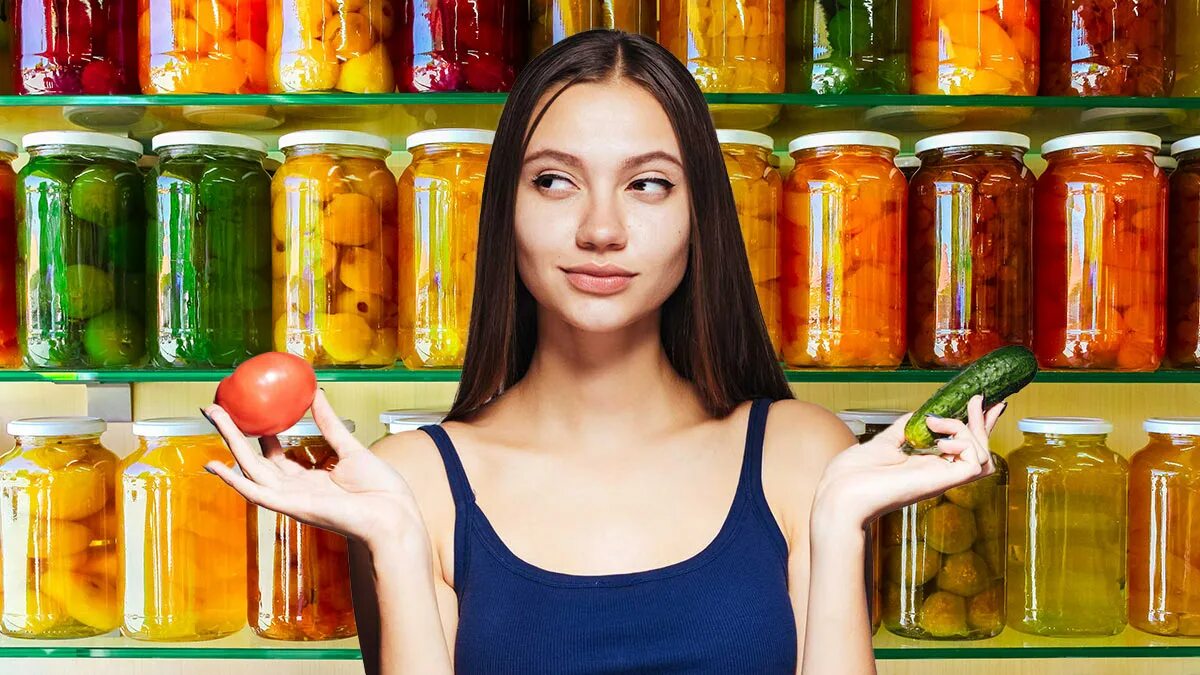 Девушка с консервацией. Консервы в магазине. Женщина в продуктовом. Человек открывает банку. Женщины консервы.
