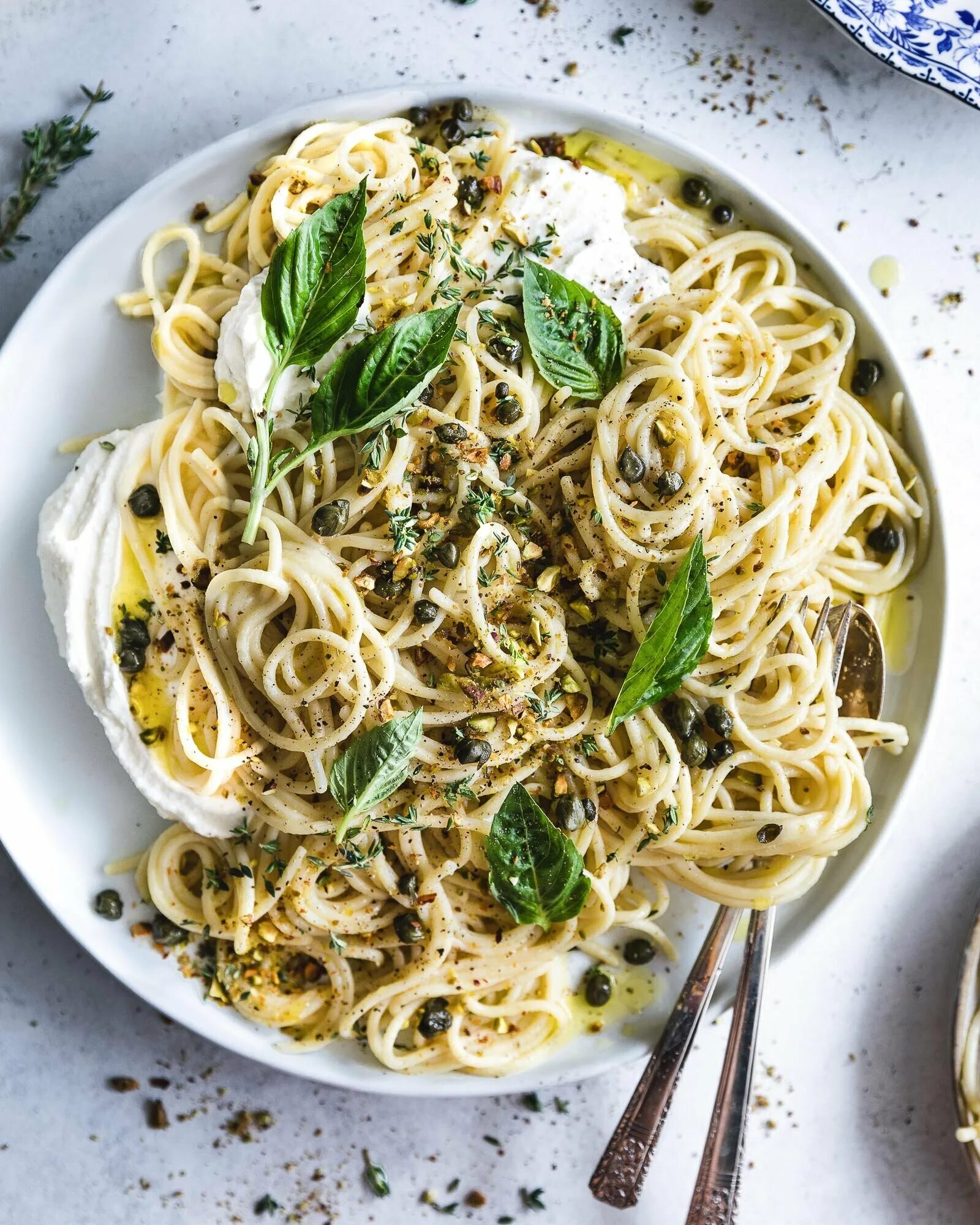 Паста с песто и бурратой. Спагетти с бураттой. Буратта с пастой. Паста with Herb Pesto. Паста какое блюдо