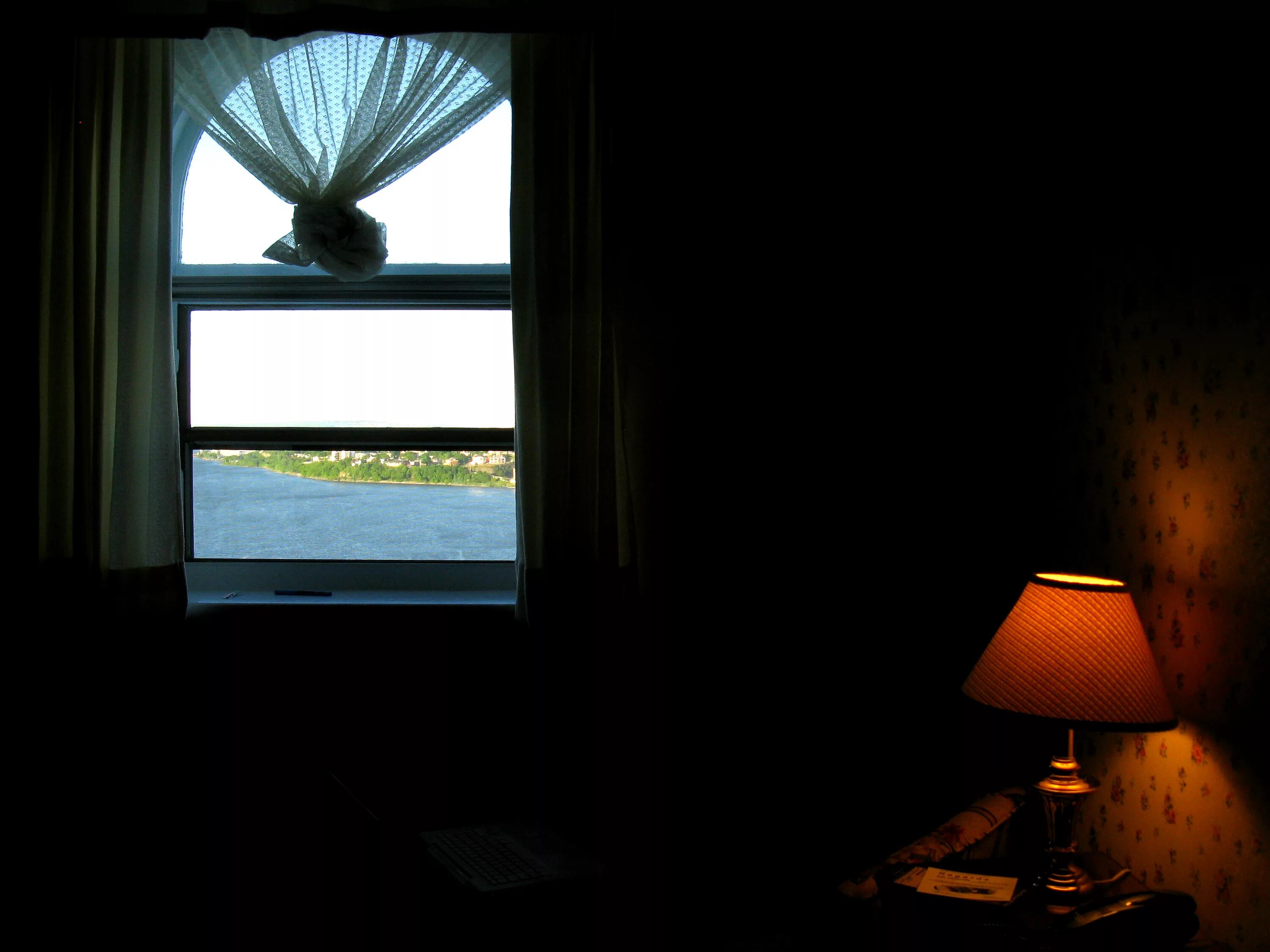 Окно становится черным. Свет из окна. Темная комната с окном. Темная комната с открытым окном. Комната с окном ночью.