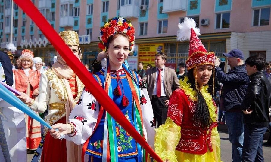 1 мая единства. 1 Мая день единства народов Казахстана. Праздники праздник единства народов Казахстана. С днём единства народов. 1 Мая праздник в Казахстане.