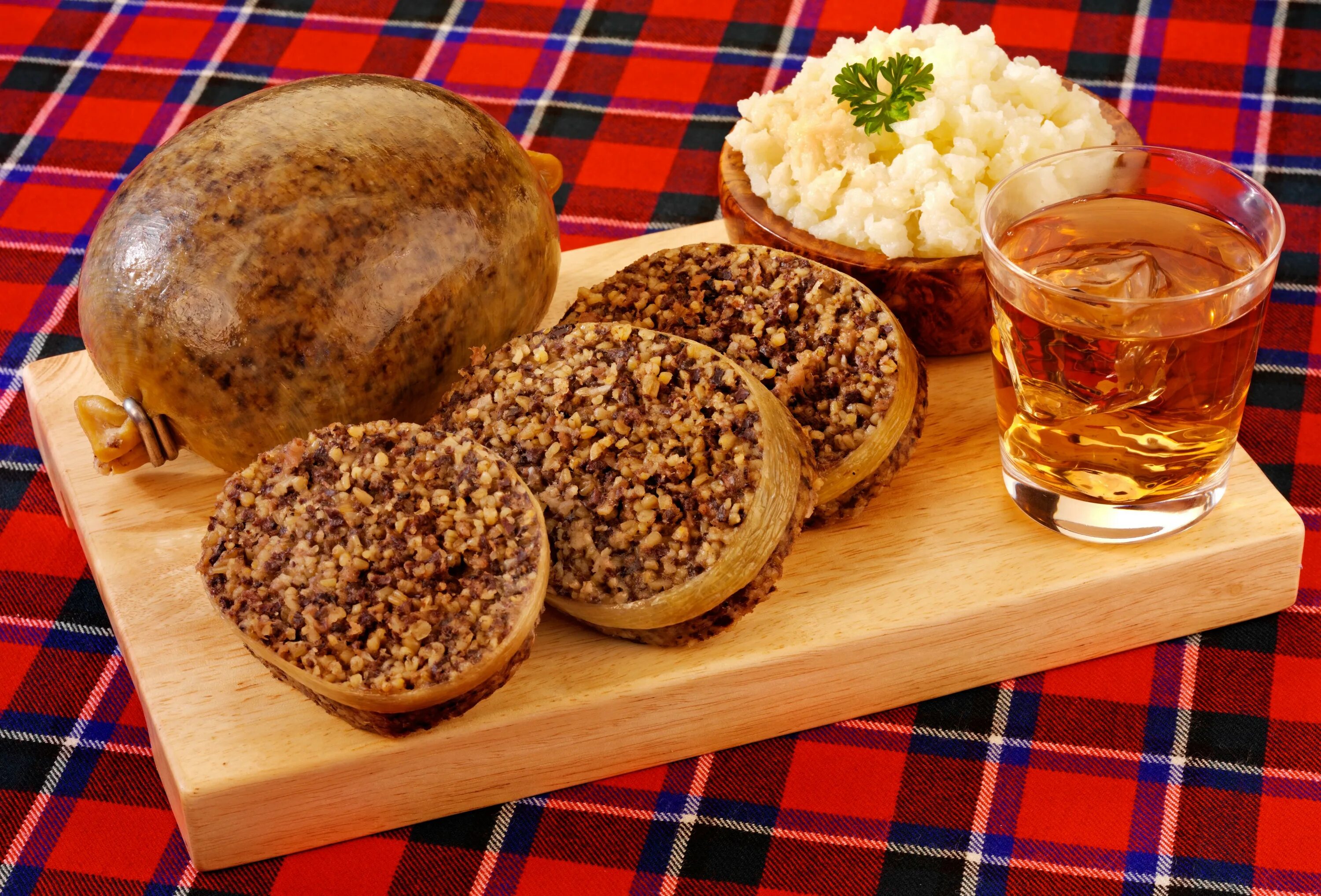 Хаггис Шотландия. Национальное Шотландское блюдо Хаггис. Haggis блюдо Шотландии. Национальная кухня Шотландии Хаггис.. Хаггис блюдо шотландское