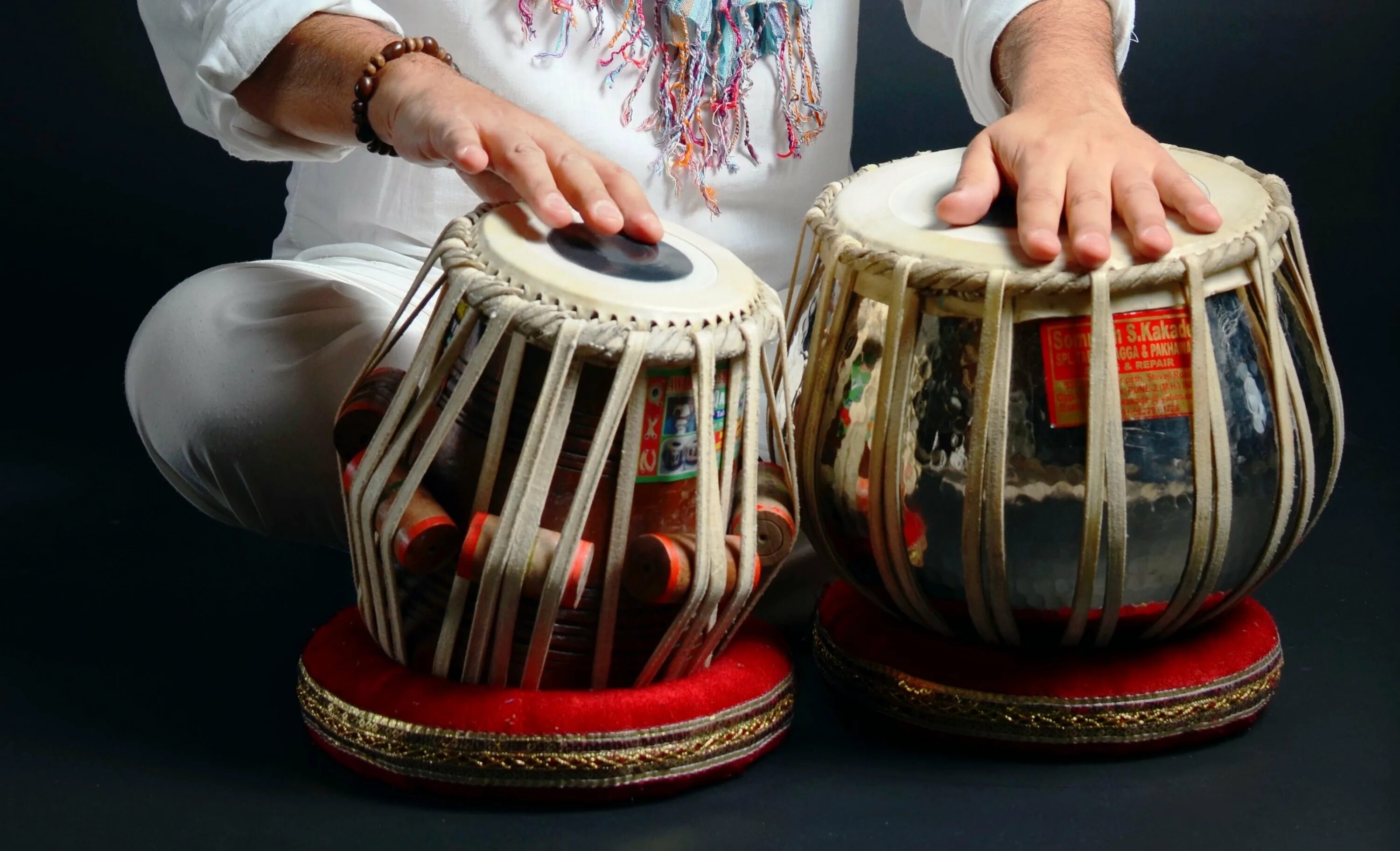Два табла. Барабан табла индия. индийский музыкальный инструмент tabla. таблы индийские барабаны. индийские барабаны табла.
