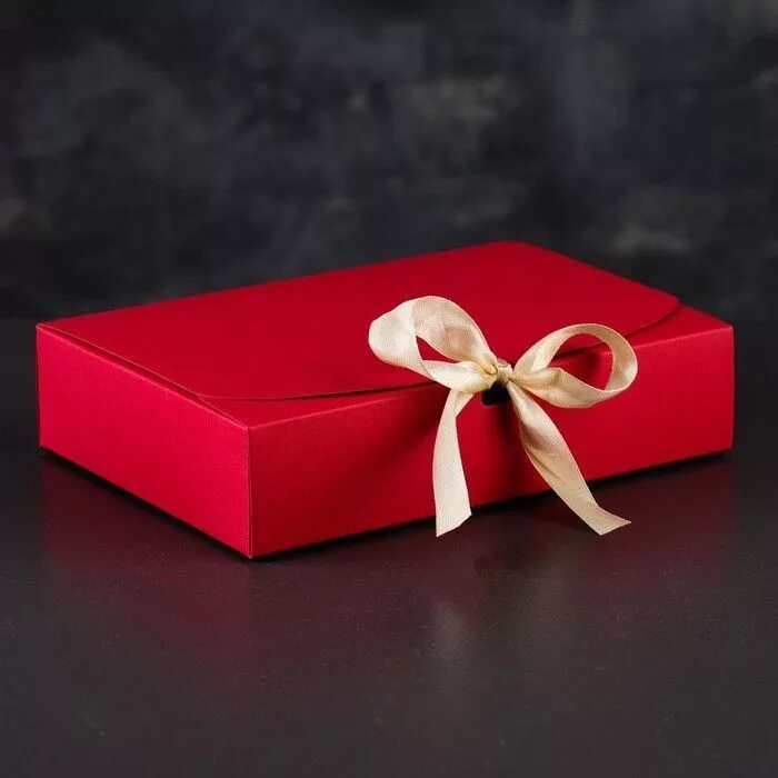 Украшения в красной коробке. Коробка 20х25 красная. Подарочные коробки. Подарочная коробка красная. Коробочка для подарка.