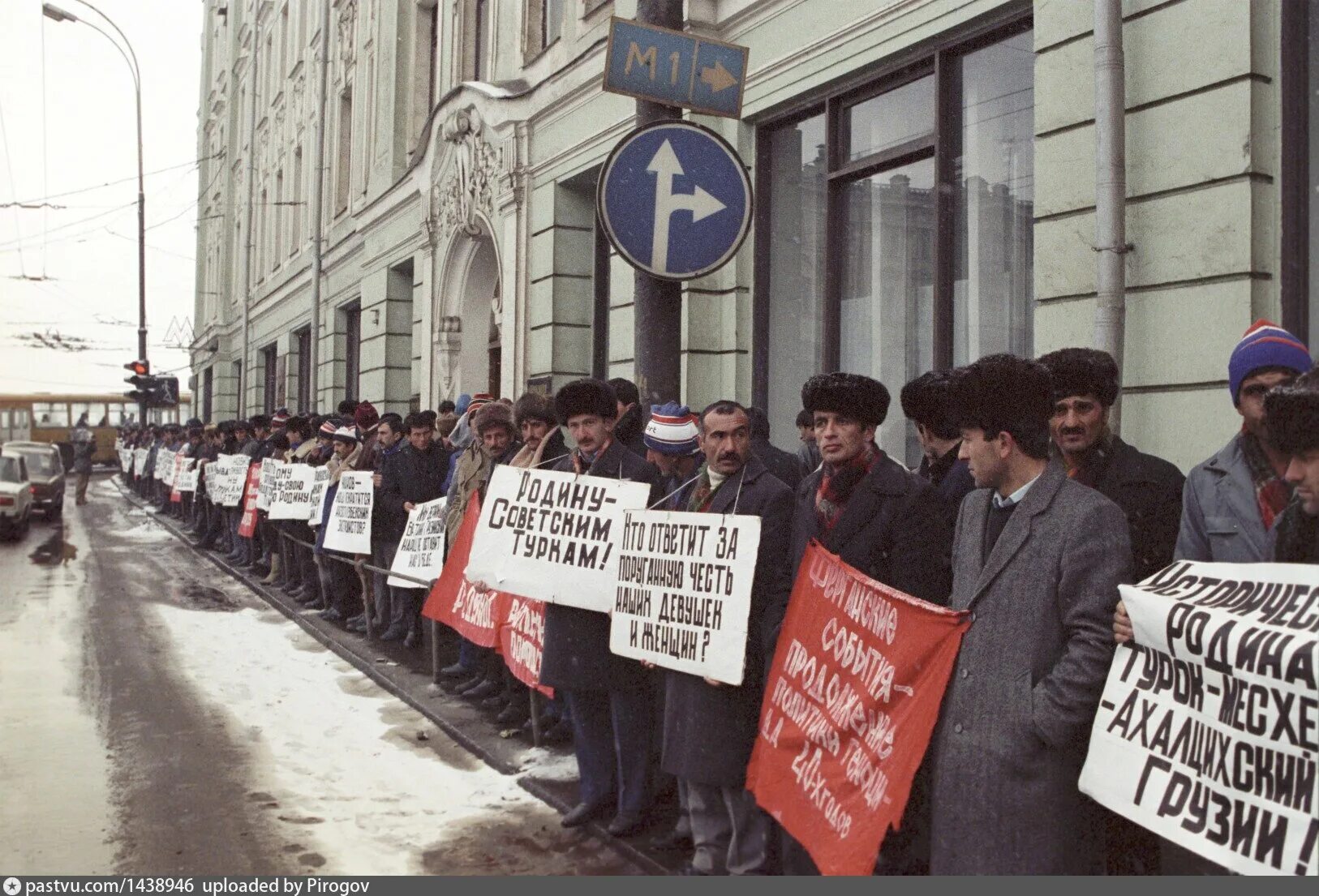 Румынская революция. Турки месхетинцы 89 год. Турки месхетинцы изгнание. Турки месхетинцы 1989 в Москве. Митинг 03