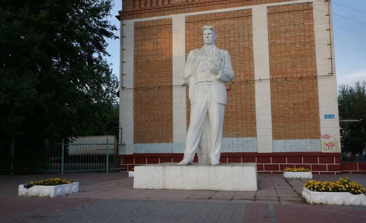 Какие памятники есть в калуге. Памятник Маяковскому в Калуге. Площадь Маяковского Калуга. Маяковская статуя Калуга. Памятник на площади Маяковского Калуга.